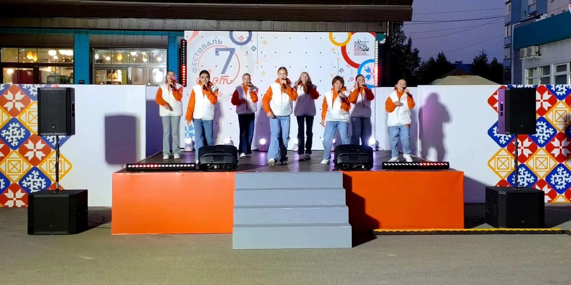 На торжественном открытии арок выступали творческие коллективы.