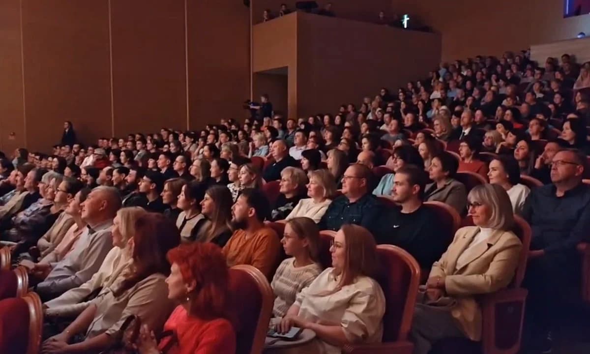 Премьера «Старшего сына» и бенефис Сергея Суворова собрали аншлаг в Ноябрьске.