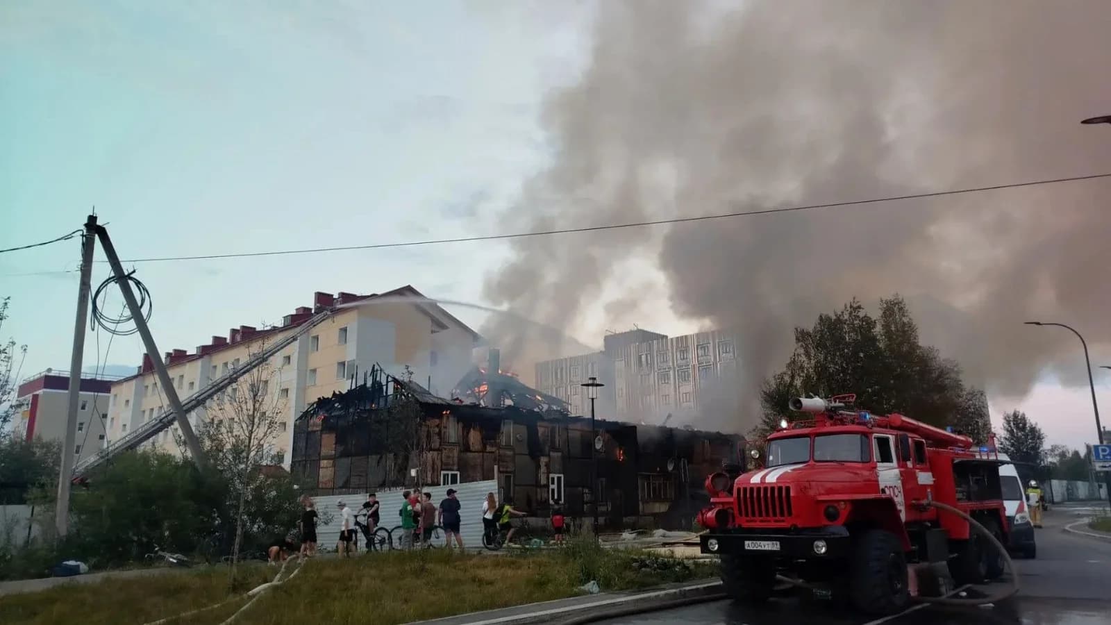 Пожарные Ноябрьска тушат расселенную деревяшку