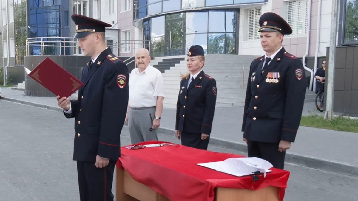 Служить и защищать: в Ноябрьске 11 сотрудников МВД приняли присягу