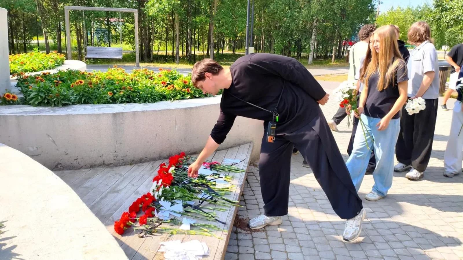 Белые ангелы и минуты тишины: в Ноябрьске почтили память детей, погибших в Донбассе