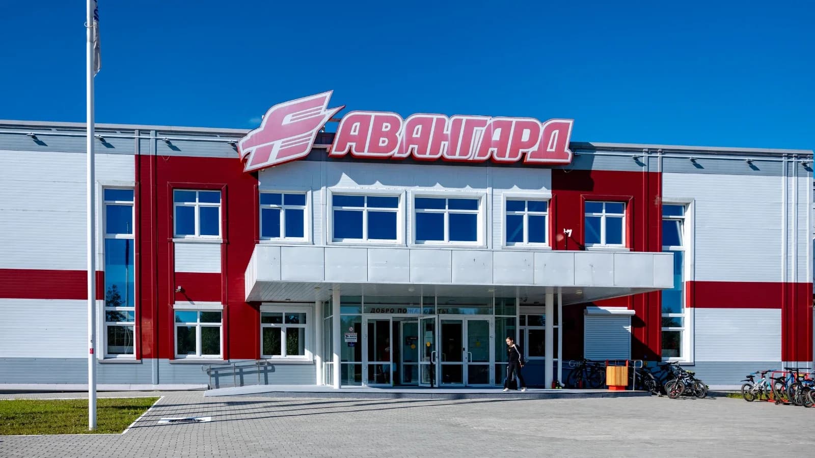 В ноябрьском «Авангарде» покрасили ледовое полотно