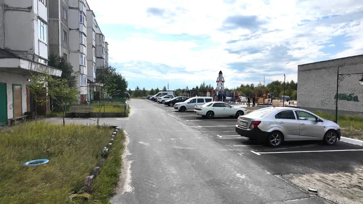 По итогам Честного маршрута в Ноябрьске благоустраивают двор на улице Рабочей