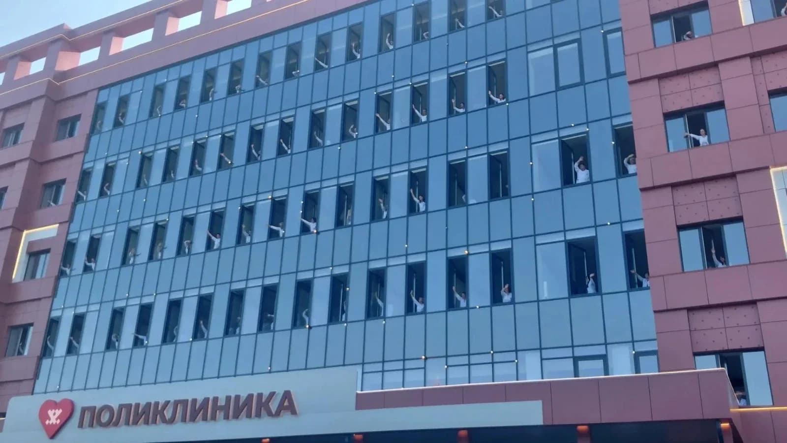 Врачи Ноябрьска устроили флешмоб на открытии новой поликлиники. Видео