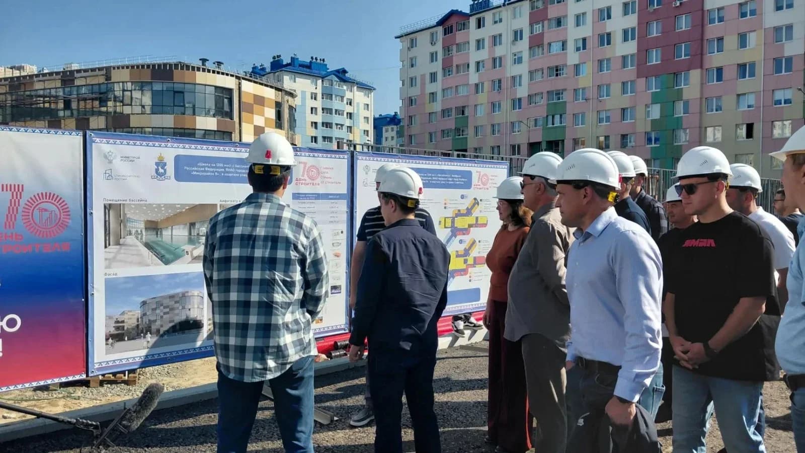 В Ноябрьске подрядчик доложил Дмитрию Артюхову об уровне готовности крупнейшей строящейся школы