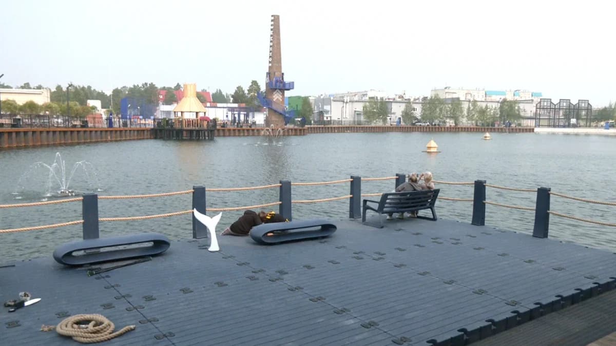В Ноябрьске на набережную Безымянного вернули синий грузовик и поставили автобус