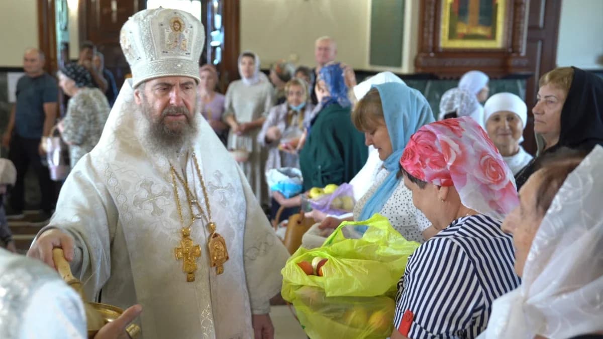 Яблочный Спас в Ноябрьске: горожане освятили плоды нового урожая