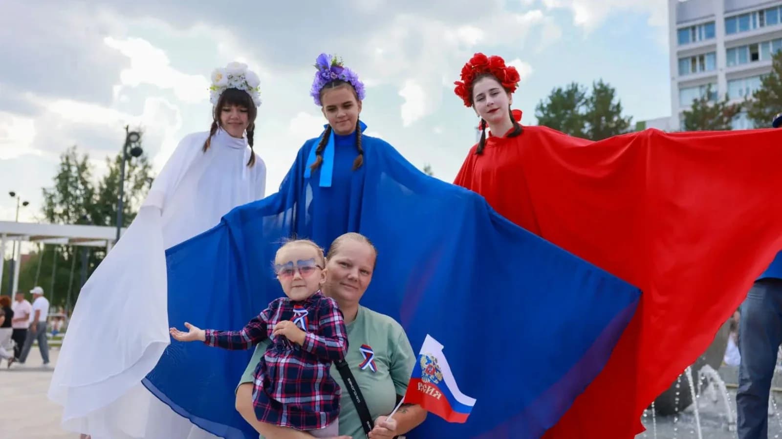 День флага в Ноябрьске: праздник с размахом и особым смыслом. Фоторепортаж