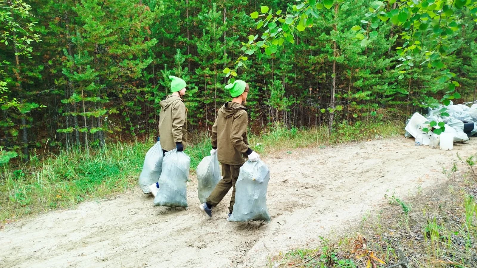 Волонтеры убрали огромную свалку в лесу Ноябрьска
