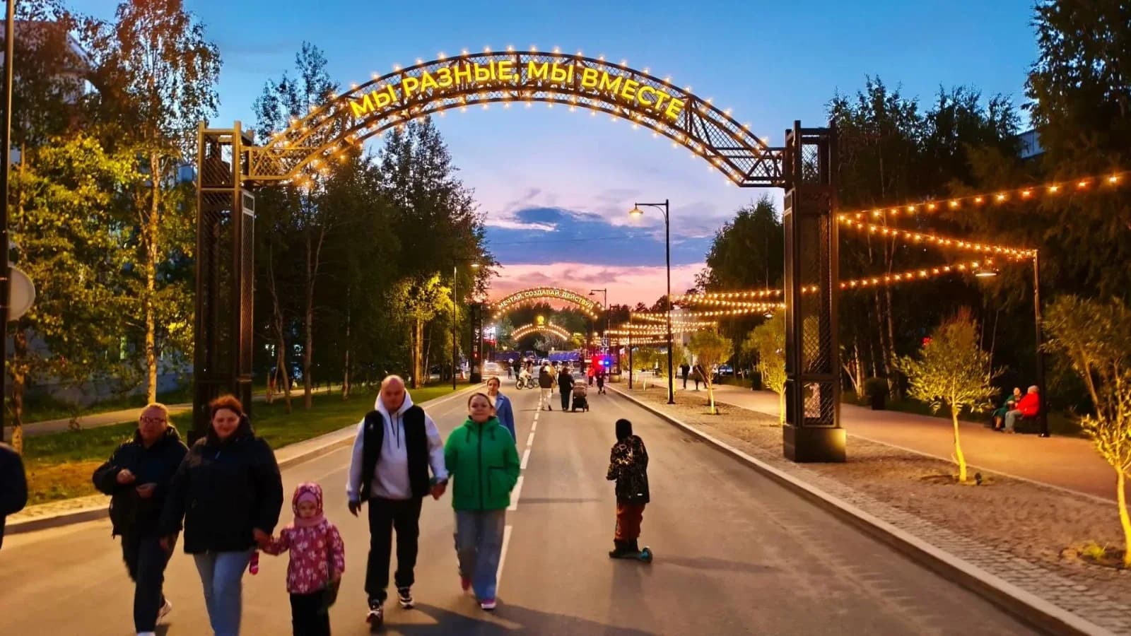 Винтажные арки в Ноябрьске: улица Дзержинского обрела новый облик. Фото