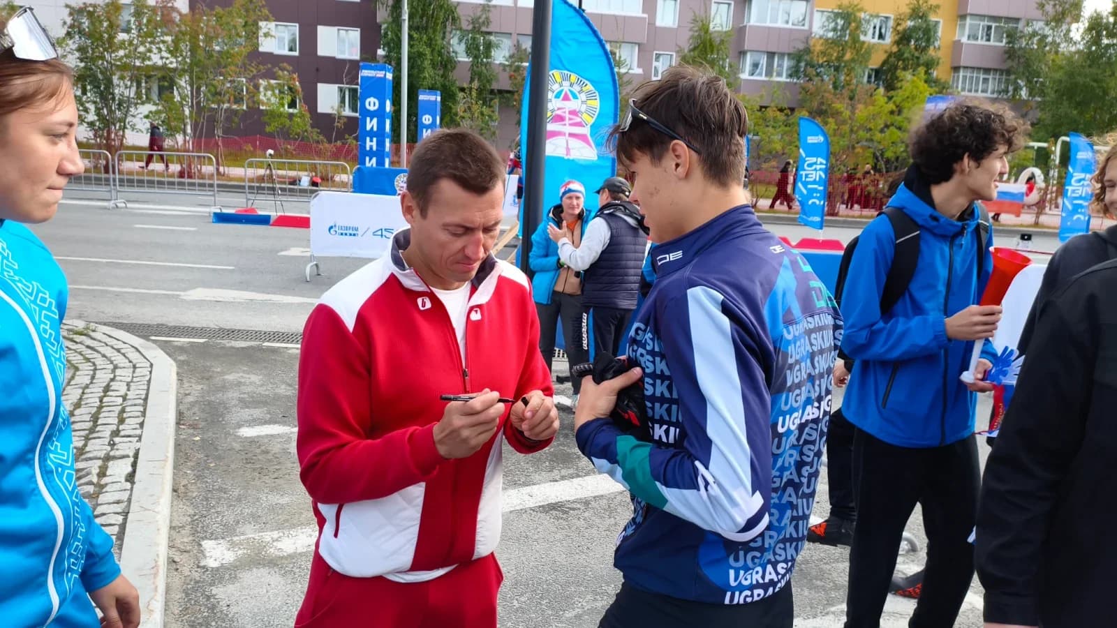 Жители Ноябрьска выстроились в очередь за автографом олимпийского чемпиона Александра Легкова. Фото
