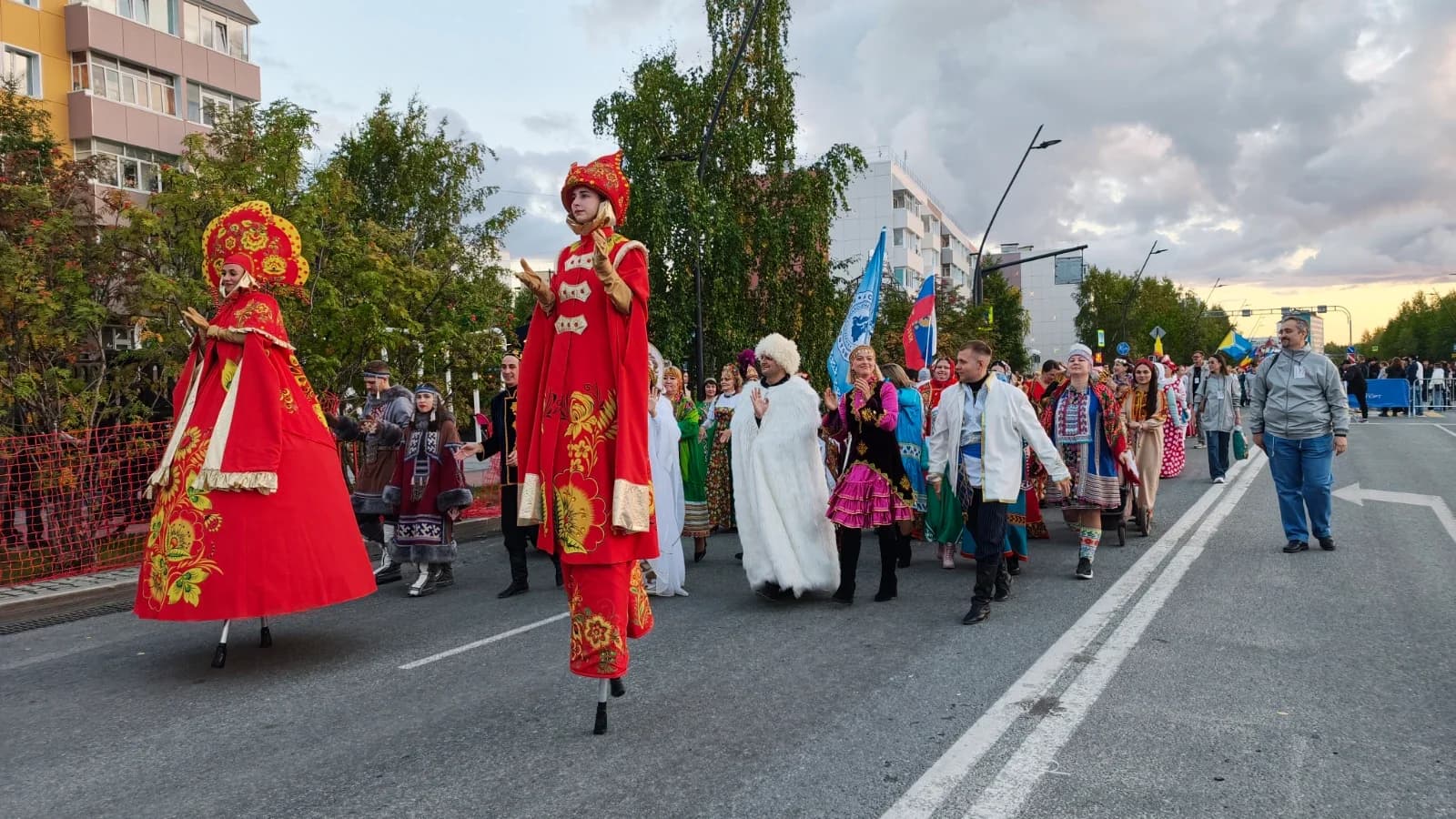 Праздничное шествие в Ноябрьске объединило разные народы. Фото