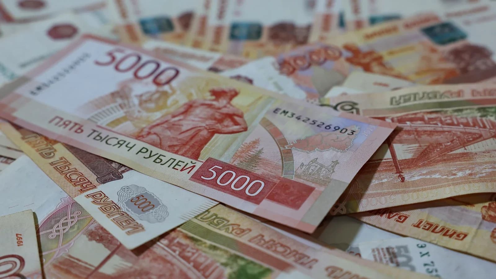 Бизнесмен из Ноябрьска задолжал налоговой почти сто миллионов рублей