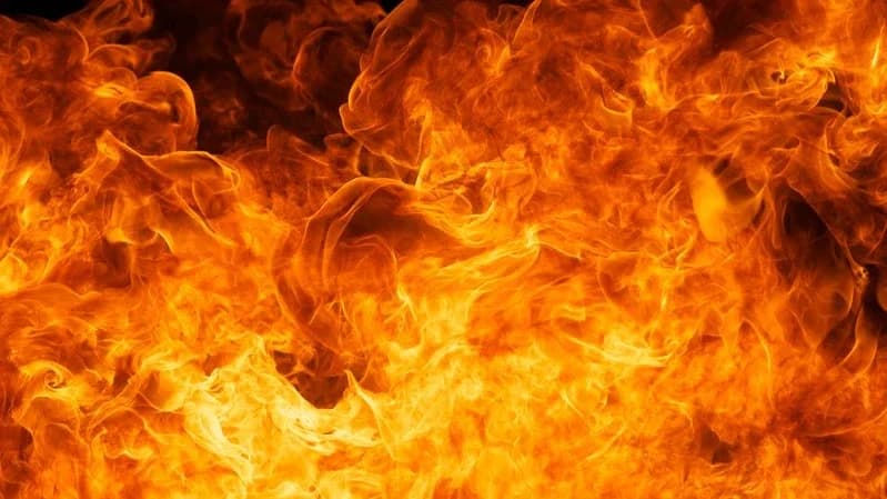 В Ноябрьске в расселенном доме на улице Советской произошел пожар