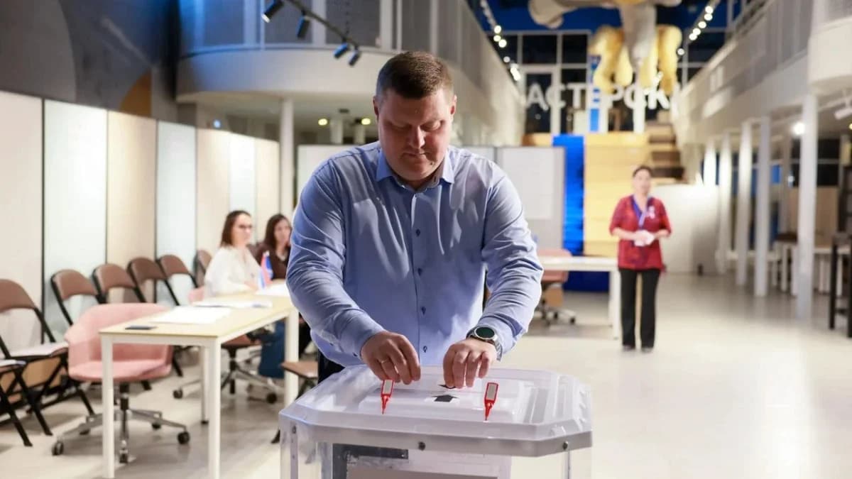 Преподаватель музыкальной школы Евгений Забигулин проголосовал в Ноябрьске