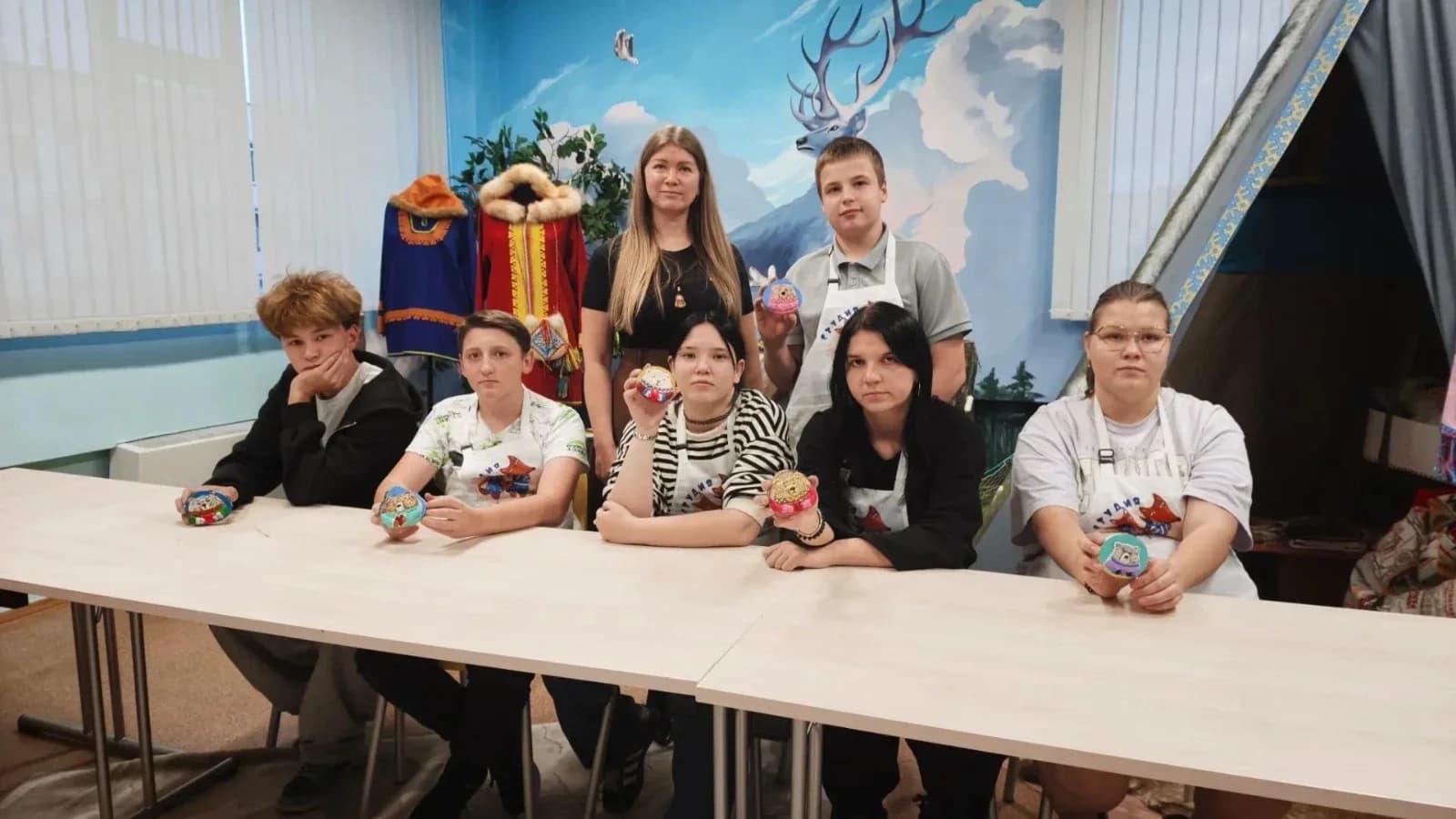 В Ноябрьске воспитанники детского дома расписали медведей из соленого теста